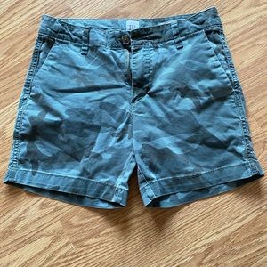 GAP 00 5” green camo shorts